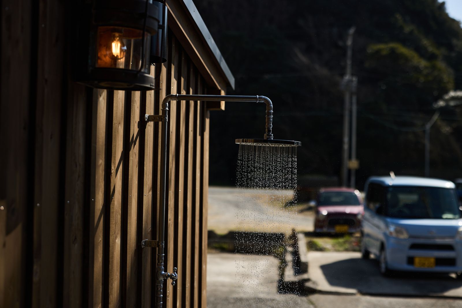 天然素材に囲まれたアウトドアシャワー